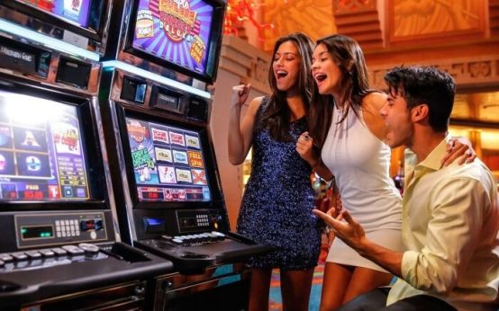 is it better to play one slot machine or move around