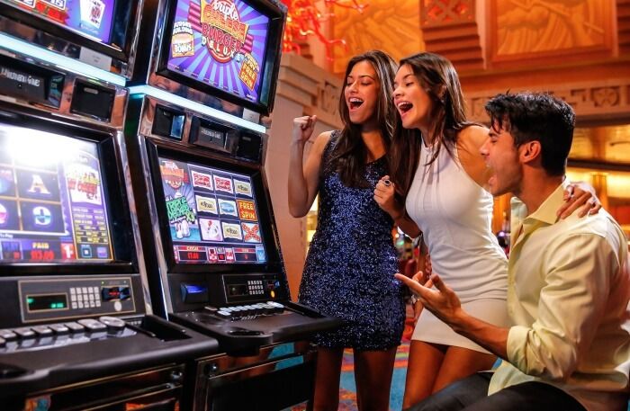 is it better to play one slot machine or move around